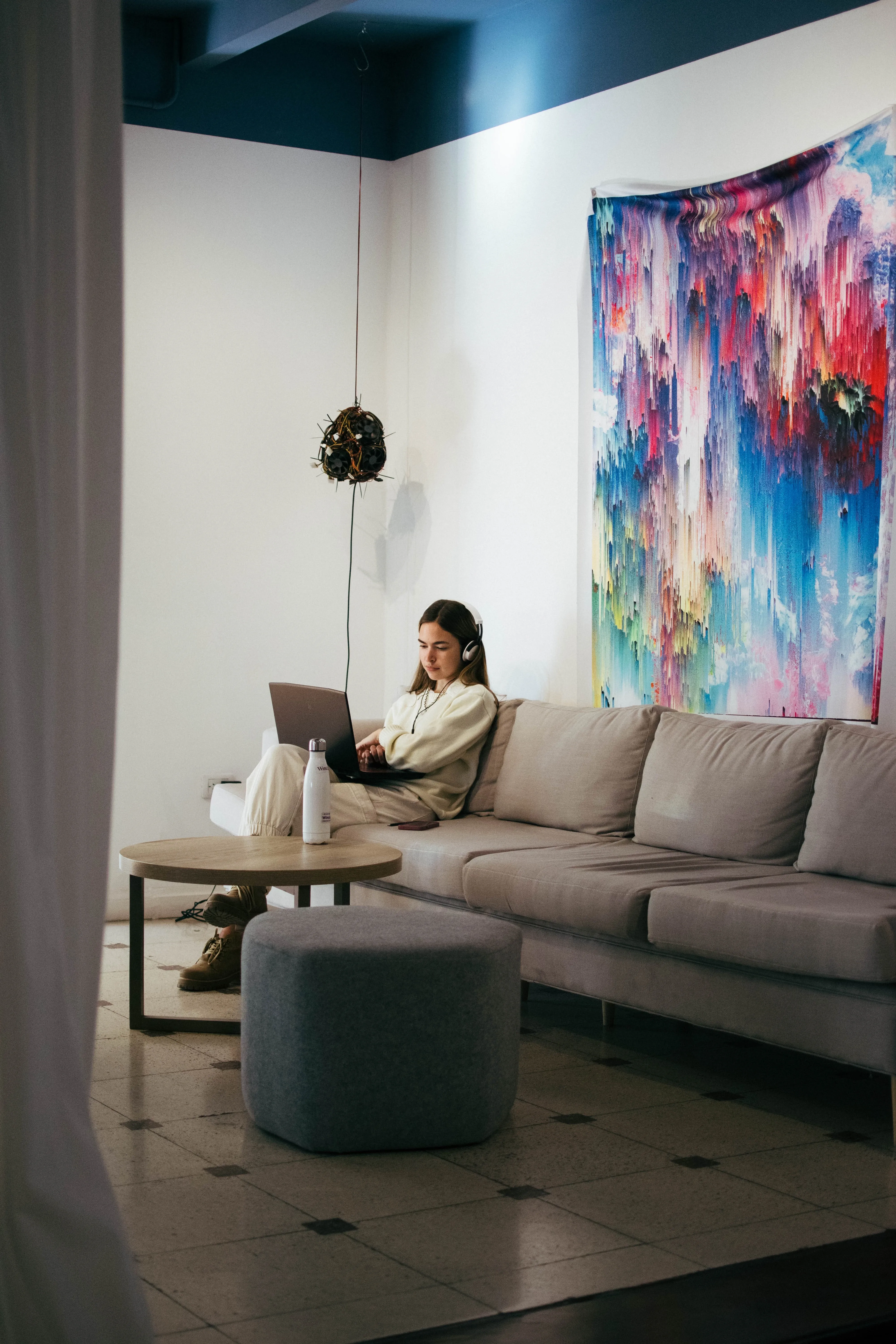 Estudiante utilizando tecnología en su trayecto académico